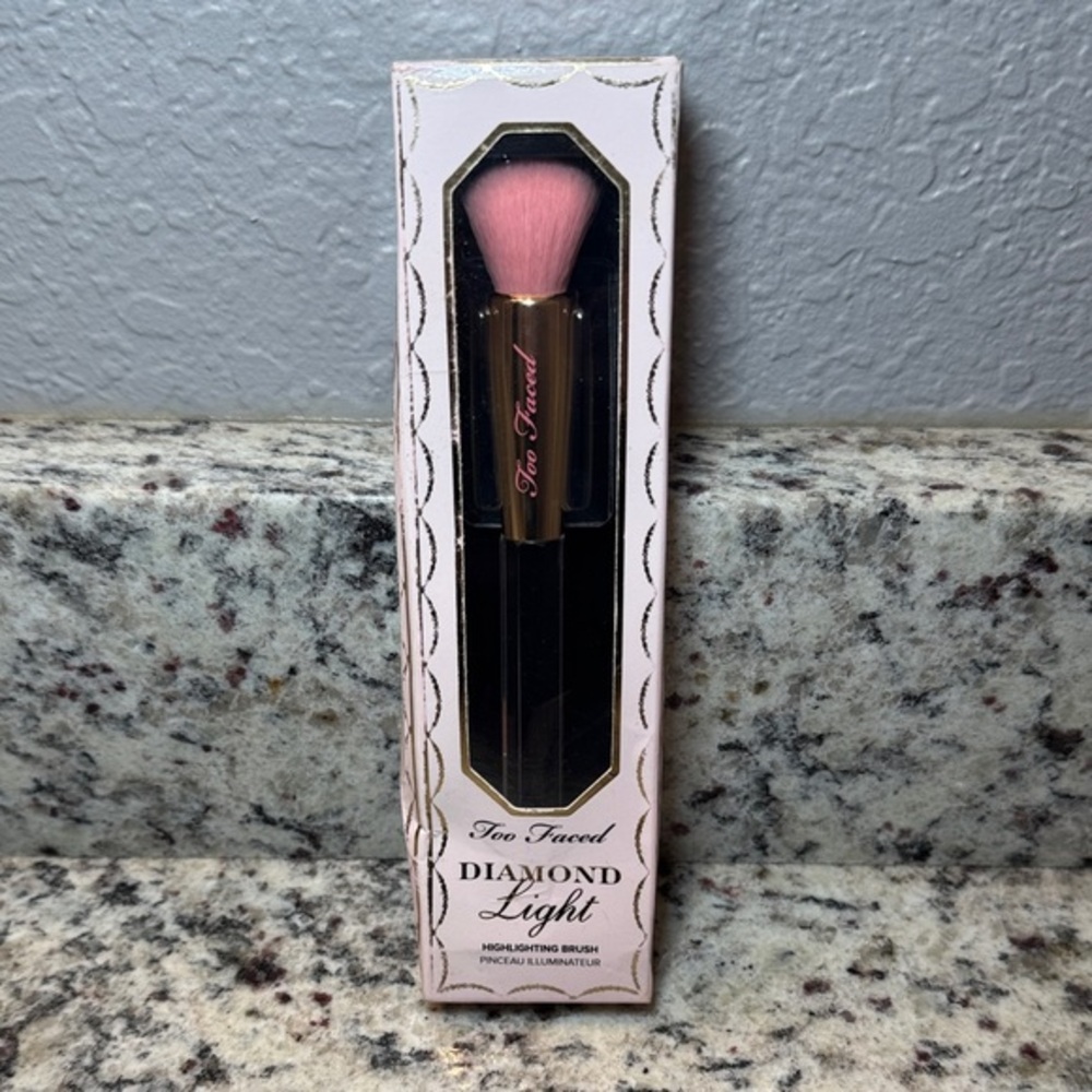 Too Faced Diamond Light Brush - Highlighting
